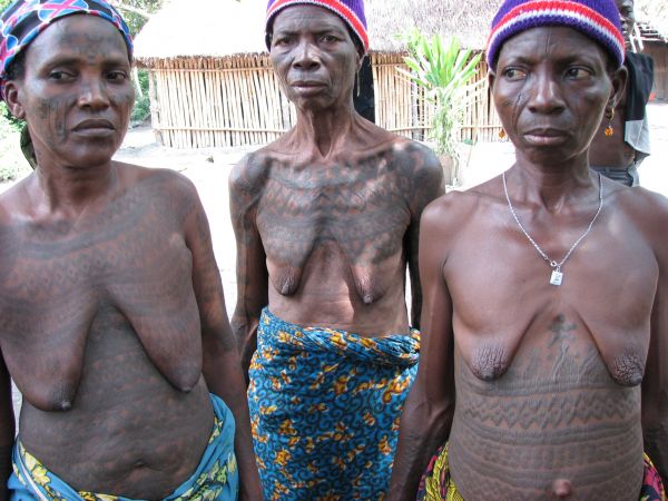 mujeres tatuajes. Benín tiene una población de 8.294.941 habitantes (estimaciones para 2008), 